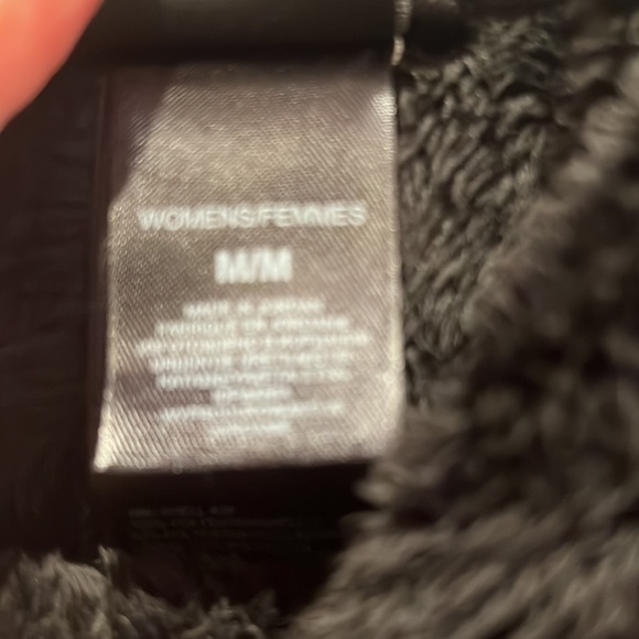 Womens’ The North Face black hooded jacket! Like new condition - Picture 3 of 4